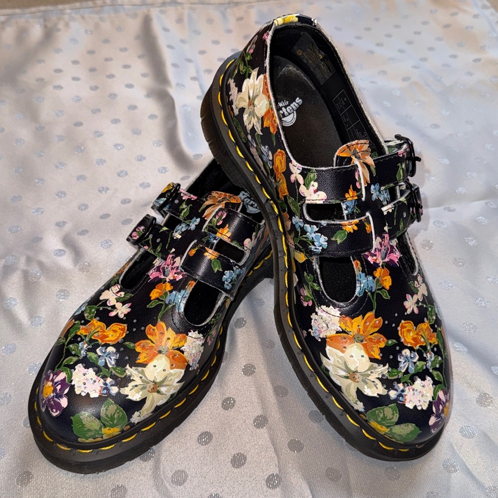 NWOT! Dr. Martens Darcy Black Leather Floral Size 8 Double-Buckle Mary Janes
